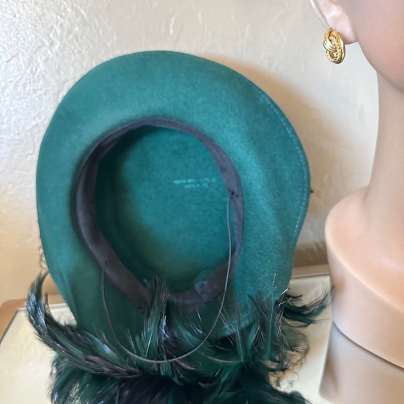 JAUNTY 1940\'s EMERALD GREEN FELT HAT WITH FEATHERS & HALF VEIL main image 11